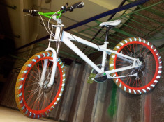 Bicicleta Mountain Bike Orange Fluorescent Sweetskinz Hazarea Custom foto