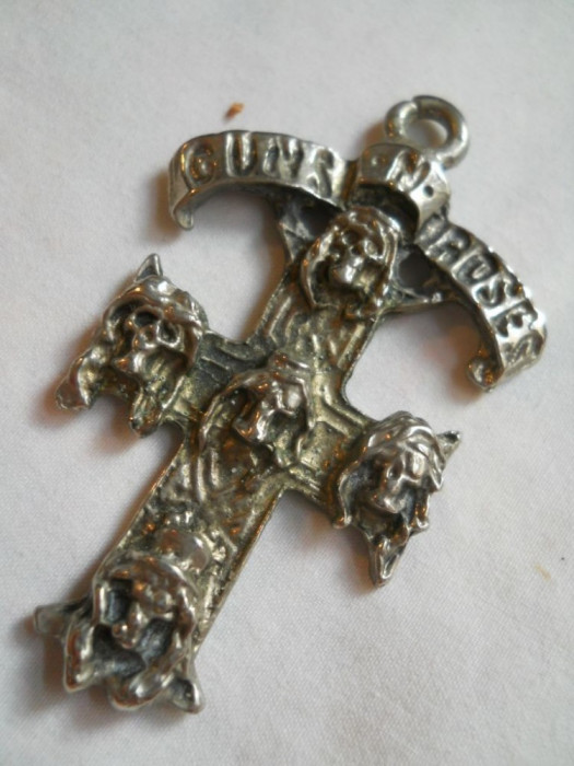 Deosebit si Impunator Medalion Vintage Crucifix Gun S&#039; Roses Rock
