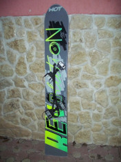 VAND PLACA SNOWBOARD HOT REVOLUTION(175CM) CU LEGATURI VAR P3 PENTRU CLAPARI+CLAPARI - 160LEI foto