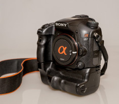 Vand camera foto Sony A77 cu grip original foto