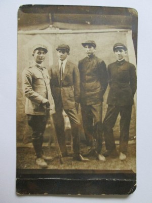 FOTO SUBOFITER CU PRIETENI DIN ANII 20 foto