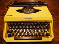 masina de scris galbena foto