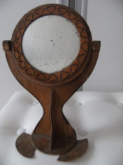 Superba oglinda din lemn, foarte veche,rotativa, gravata pe margine, de colectie/decor. foto