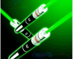 Laser pointer verde cu jocuri de lumini si lumina la punct fix foto