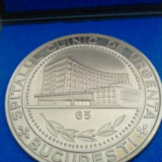 Medalie 65 de ani de la infiintarea Spitalului Clinic de Urgenta Bucuresti (109 grame) + cutia de prezentare (10 roni) = 120 roni