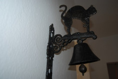 frumos clopot pentru poarta mare cu o pisica foto