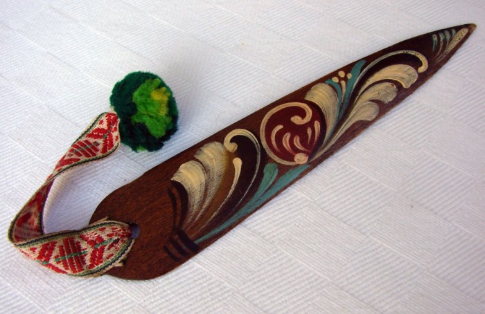 Frumoasa piesa pentru deschis corespondenta din lemn pictat