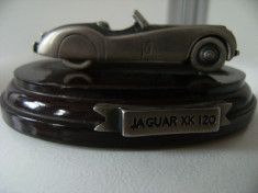 Superba macheta metal argintat Jaguar XK 120, pe suport de lemn, marcat, stare perfecta de colectie/decor. foto
