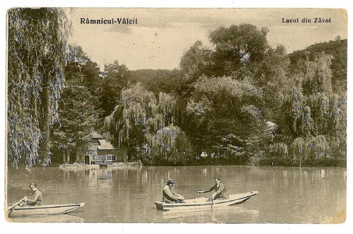 114 - Rm. VALCEA, lacul din Zavoi - old postcard - used - 1937