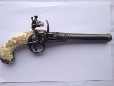 Deosebit Pistol Panoplie, din metal gravat SEC XVIII si miner imitatie fildes, in stare impecabila, provine din SPANIA, piesa rara de colectie ! foto