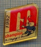 1663 INSIGNA SPORTIVA -SPORTURI DE IARNA - LITERA ,,M&quot; DIN CHAMPION 1992 -ON S&#039;ENGAGE A FOND -starea care se vede