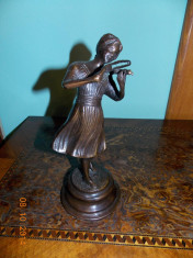 Statueta veche din bronz - femeie cu vioara foto