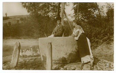 2362 - ETHNIC at the fountain - old postcard - unused foto