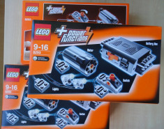 Lego 8293: Set motor Power Functions, cuprinde motor, cutie baterii, intrerupator si led-uri care permit automatizarea seturilor, Nou Sigilat Original foto