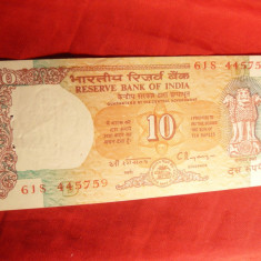 Bancnota 10 rupii India cal.F.Buna , are 2 gaurele de ace