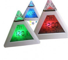 CEAS PIRAMIDA MULTICOLOR CU ALARMA si LED 7 CULORI Triangle Clock foto