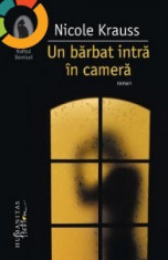 Un barbat intra in camera - de Nicole Krauss foto