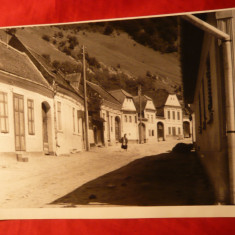 Fotografie veche ,mare ,23,8x17,1 cm - Strada intr-un mic oras ardelenesc - Romania