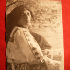 Fotografie mare ,interbelica -Batrana in costum national , 12,8 x 18 cm