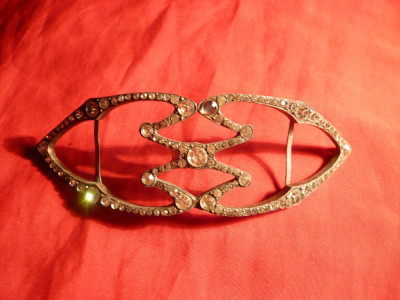 Catarama veche metal argintat cu strasuri -pt. rochii elegante , inc. sec.XX , L= 11,5 cm foto