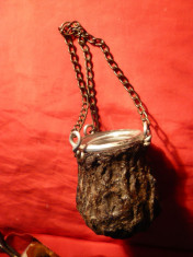 Candela veche - scoarta de copac si sticla ,cu lant , Dim.= 7,5 cm foto