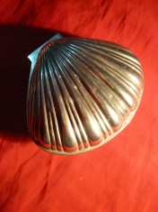 Caseta veche in forma de Scoica - metal argintat , dim.=11,5x 9,7x 9,5 cm