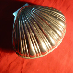 Caseta veche in forma de Scoica - metal argintat , dim.=11,5x 9,7x 9,5 cm