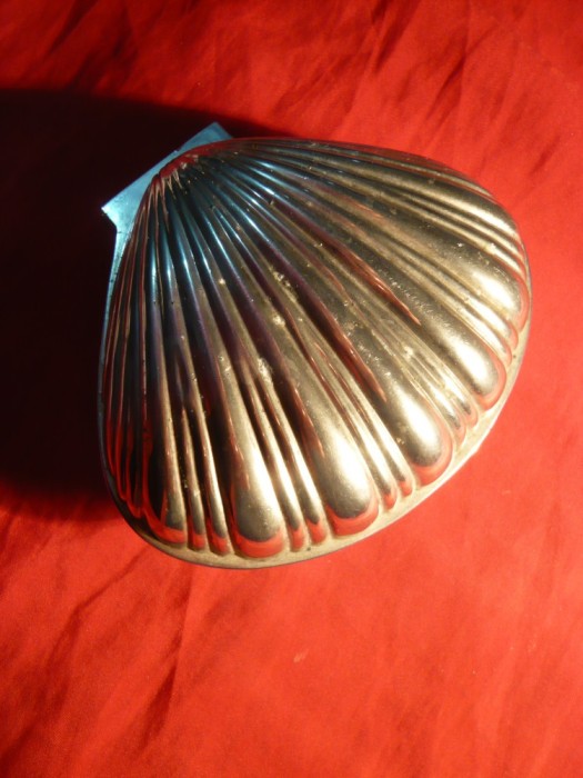 Caseta veche in forma de Scoica - metal argintat , dim.=11,5x 9,7x 9,5 cm