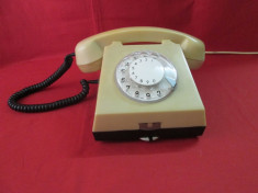 Telefon vechi cu disc din epoca de aur, telefon comunist foto