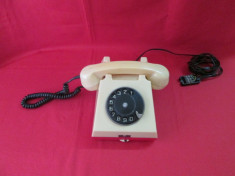 Telefon vechi comunist, telefon cu disc de colectie foto