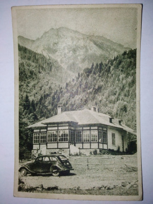 Carte postala R.P.R. - Cabana din Valea cerbului - masina de epoca, posibil Volkswagen foto