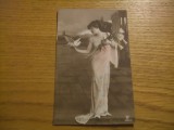 FEMEIE cu un buchet de flori si porumbel in mana - Carte Postala - Necirculat