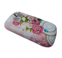 TRANSPORT GRATUIT! - SET - Husa Nokia Asha 302 din Silicon Model Rose Fantasy Culoare Roz+ Folie protectie si laveta microfibre foto