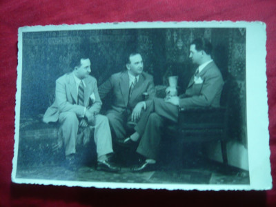 Fotografie- Bucuresti 1934 -3 Frati in incapere cu covoare pe pereti si lavita foto
