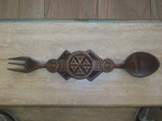 Lingura si furculita din lemn sculptat cu motive Maramuresene,foarte veche.Redus foto