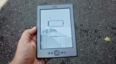 Amazon Kindle eReader D01100 WiFi 6in E-Ink - ECRAN CRAPAT foto