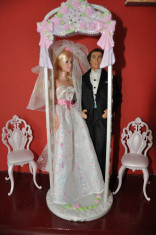 Set de 2 Papusi Barbie, Mire si mireasa cu scaune si ancadrament nuptial, rare, serie limitata foto