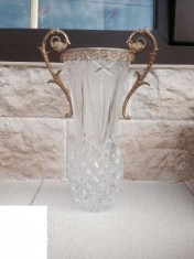 Vaza de cristal in montura de bronz foto