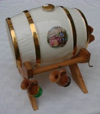 Superb butoias din portelan cu motive renascentiste