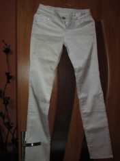 Pantaloni lungi albi foto