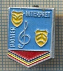 921 INSIGNA -PIONIER INTERPRET -anii'80,cand mai aveau putin si le faceau din hartie,de atata economie disperata-starea ce se vede