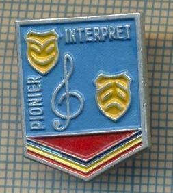 952 INSIGNA - PIONIER INTERPRET-anii&#039;80,cand mai aveau putin si le faceau din hartie,de atata economie disperata-starea ce se vede