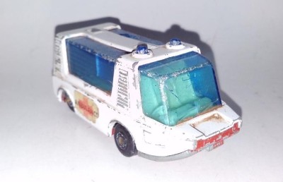 Macheta MATCHBOX - AMBULANTA (deteriorata) , Lesney 1971 foto