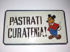 Insemn realizat pe tabla - PASTRATI CURATENIA - personaj desene animate - Mickey Mouse, dimensiuni : 29cm x 17cm, perioada comunista . foto