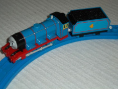 TOMY/TrackMaster trenulet baterii - Thomas and Friends locomotiva motorizata cu nr.4 GORDON - transport GRATUIT la plata in avans foto