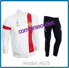 Trening NIKE - MANCHESTER UNITED - Bluza NIKE si Pantaloni Conici NIKE - Modele si Culori diverse - Pret special - LIVRARE GRATUITA - foto