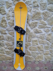 VAND PLACA SNOWBOARD ESCAPE( 144CM) CU LEGATURI PENTRU CLAPARI -100 LEI foto