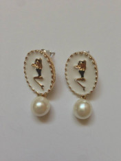 Cercei ovali, albi, cu terminatie perla si desenata o fata pin-up, lungime 3 cm foto