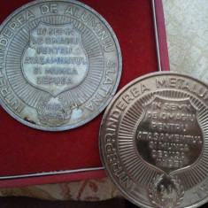 Lot 2 medalii Intreprinderea Metalurgica Neferal si Aluminiu Slatina, 44,56 grame + 44,56 grame + cutie de prezentare + taxele postale = 100 roni