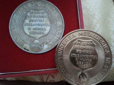 Lot 2 medalii Intreprinderea Metalurgica Neferal si Aluminiu Slatina, 44,56 grame + 44,56 grame + cutie de prezentare + taxele postale = 100 roni foto